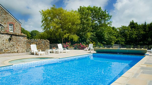What is the Best Way to Keep a Swimming Pool Clean?